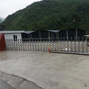 伸缩门